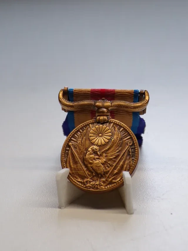 Plantilla Japanese China Incident Medal with Original Case – 1937–1945 (支那事変従軍記章)